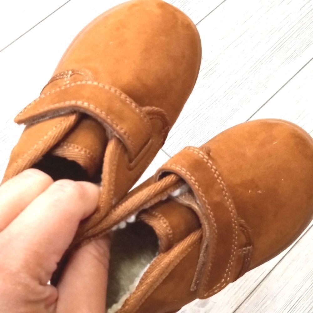 (17-3862) Cat & Jack Shoes Sz 5